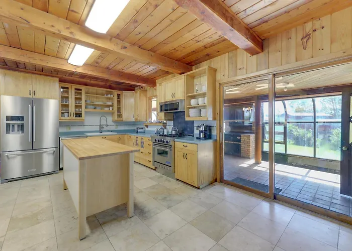 Spacious Pinedale Home W/ Mountain Range View