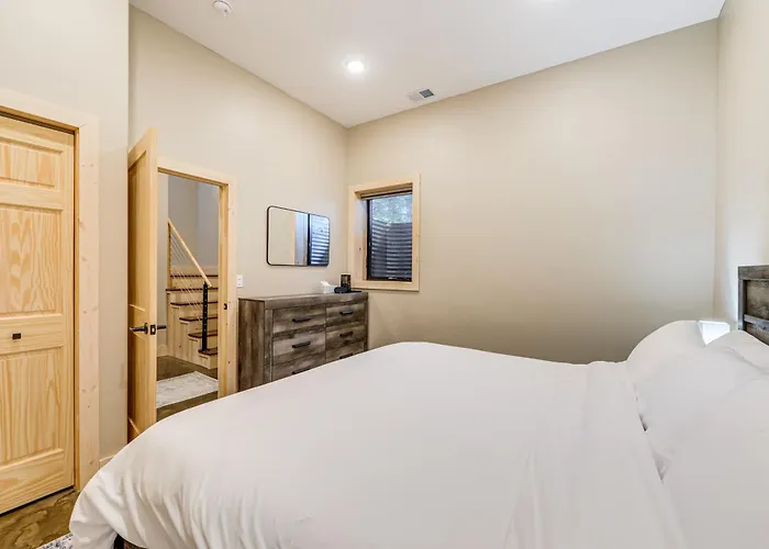 Views, Trails, Hot Tub & More: Luxe Wyoming Oasis