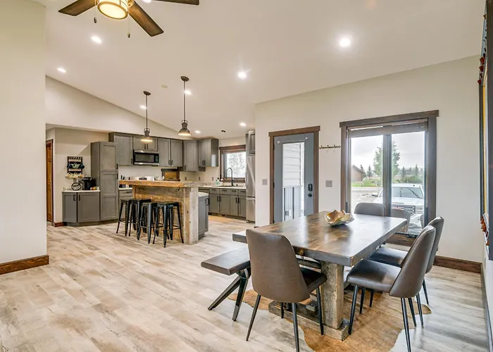 Pinedale Getaway Near Hiking, Skiing & Lakes!